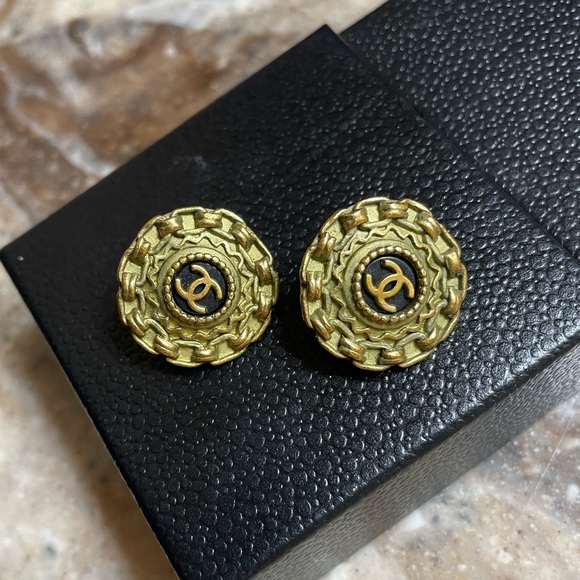 Authentic Vintage CHANEL Gold Plated CC Logos Round  Clip Earrings - Picture 3 of 16
